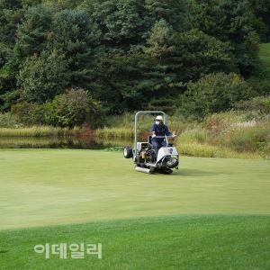 [포토]'제26회 하이트진로 챔피언십'최종일 시작전 그린 정리