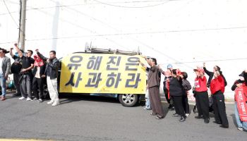 유해진 집 앞까지 찾아간 보수단체…영화 ‘암살자(들)’ 논란 확산