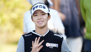 [포토]김수지,최종일 미소 손인사