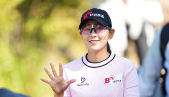 [포토]이지현,최종일 밝은 손인사 출발