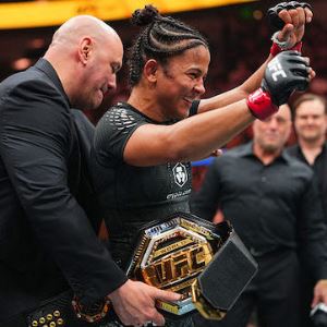 태권도 발차기로 UFC 정상… 실바, 여성 플라이급 챔피언 등극