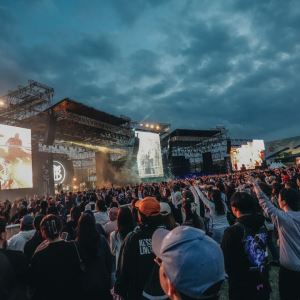韓 노래 부른 아도, 일본어로 부른 윤하… 'XMF 2026' 4만 2천명 열광