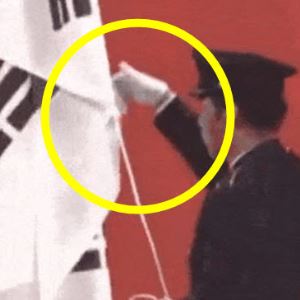 태극기 늑장 게양 고의인가? 관계자 손짓 살펴보니 [영상]