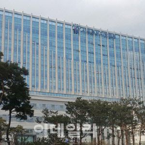 '개표소 시위 경찰관 조롱' 20대男 3명, 줄줄이 실형 선고