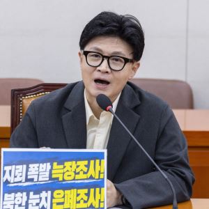 진중권 "한동훈, '노무현 성역' 민주당 약점 파고들어…크게 당황"