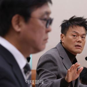 [포토]국정감사, '답변하는 박진영 위원장'