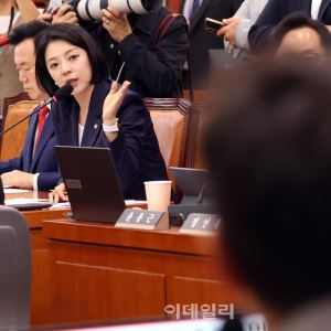 [포토]국정감사, '박진영 위원장에게 질의하는 배현진 의원'