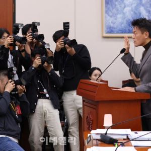 [포토]국정감사, '선서하는 박진영 위원장'