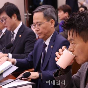 [포토]국정감사, '물 마시는 박진영 위원장'