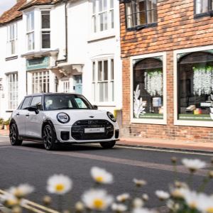 MINI, ‘JCW 팩’ 신규 트림 출시…스포츠 디자인·서스펜션 적용