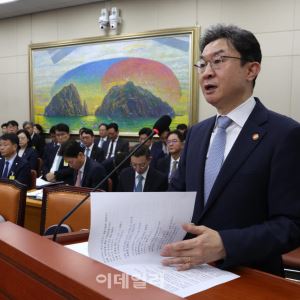 [포토]정무위 국정감사, '업무보고하는 이억원 금융위원장'