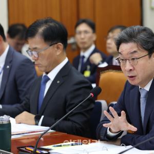[포토]국정감사, '답변하는 이억원 금융위원장'