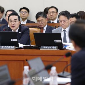 [포토]국정감사, '답변하는 박홍근 장관'