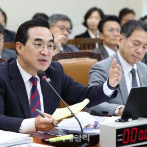 [포토]재경위 국정감사, '답변하는 박홍근 장관'