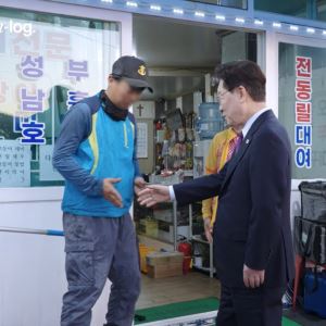 "저 손 더러운데" "괜찮아요"…李 대통령, 상인 손 잡고 셀카까지
