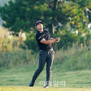 [포토] 타구 방향 살피는 신용구