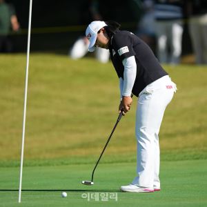 [포토]신다인,첫 홀 버디 들어가라
