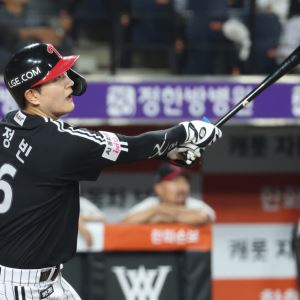 문정빈 5안타·송찬의 연장 결승타… LG, 3위 불씨 살렸다
