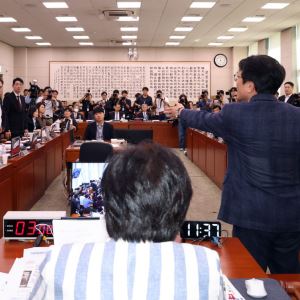 격화하는 '대통령 골프' 논란…특검법 발의에, 국감장까지 침투
