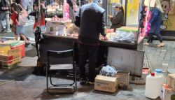 불 뿜는 명동 노점, 관광객들 화들짝…소화기 없어도 그만?