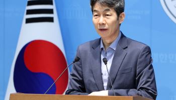 與 윤건영 “신천지 의혹 털고 가야... 경찰 수사 의뢰는 순리에 안 맞아”