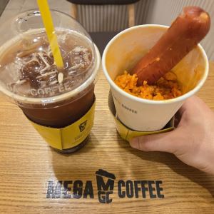 “밥 먹으러 커피숍 간다”…4400원 김볶밥 40만개 팔린 이유