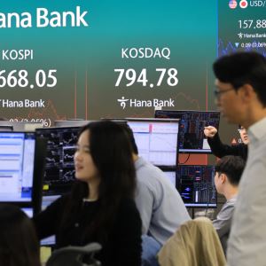 환율 1330원으로 하락, 2년만 ‘최저’…달러 약세·주가 반등