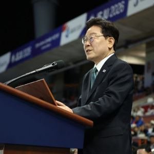 李대통령 "언제나 토론 좋아해, 반대의견 내는 사람 존중"