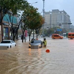 전국 곳곳 기습 폭우·강풍 피해…도로 침수에 항공기 결항까지