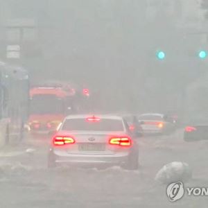 기습 폭우에 서울 곳곳 도로 침수…강북 시간당 53.5㎜ '물폭탄'