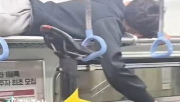 "대체 왜 저기 올라가?"…부산 지하철서 포착된 아찔한 장면