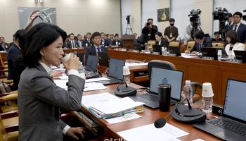 [포토]국정감사, '물 마시는 이진숙 의원'