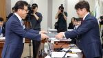 [포토]증인 선서문 전달하는 김원준 한국공항공사 사장