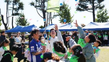 李대통령, 익산 초등학교 가을운동회 참석…아이들과 함께 경기