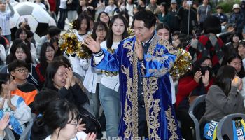 [포토] 응원단장으로 변신한 박준희 관악구청장