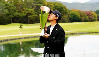 [포토] 유토 카츠라가와, 제네시스 트로피에 짜릿한 입맞춤