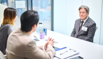 "나이 50에 9급 합격" 영화 '인턴' 현실판...출근 후 근황은[이슈톡톡]