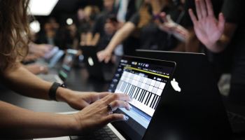 “끔찍하다” 잡스 반대했는데…애플, 결국 터치 맥북 내놨다