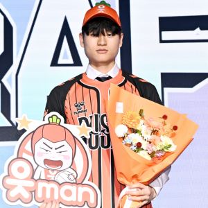 ‘제2의 문성민’ 뜬다…'전체 1순위 OK행' 윤경, 잠든 男배구 깨울까