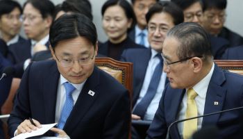 [포토]국정감사, '대화하는 임광현-위성락'